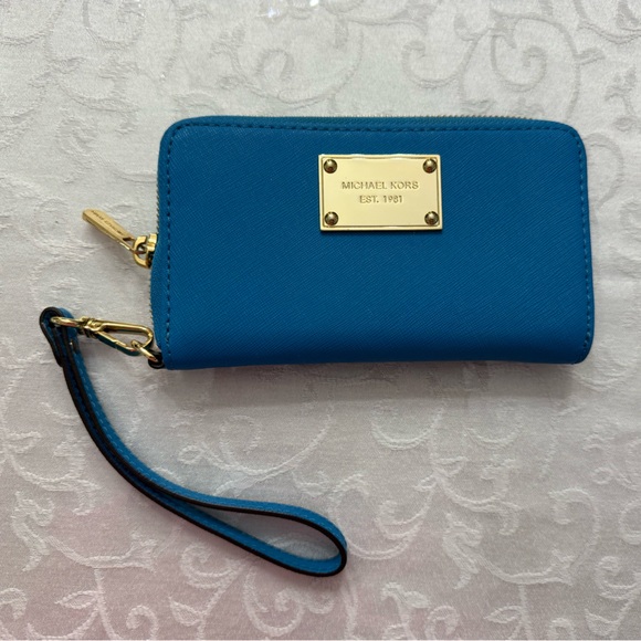 Michael Kors Handbags - Michael Kors Saffiano Wristlet